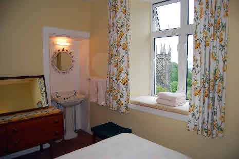Wash area in the triple room  in The Rowans Sef Catering Tobermory